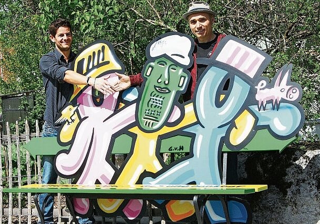Kasimir Winiger, Sohn des 2013 verstorbenen Künstleroriginals Guschti vo Huuse, und der Wohlemer Maler und Street-Art-Künstler Pirmin Breu (rechts) übergeben die G.v.H.-Erinnerungs-Sitzbank zur Nutzung der Öffentlichkeit. (Bild Urs E. Kneubühl)