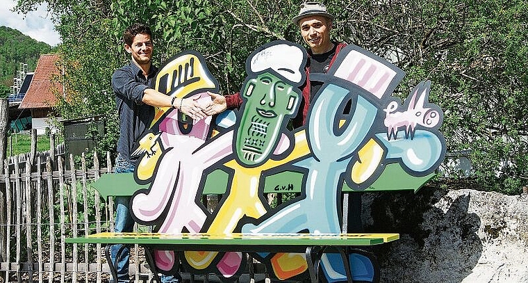 Kasimir Winiger, Sohn des 2013 verstorbenen Künstleroriginals Guschti vo Huuse, und der Wohlemer Maler und Street-Art-Künstler Pirmin Breu (rechts) übergeben die G.v.H.-Erinnerungs-Sitzbank zur Nutzung der Öffentlichkeit. (Bild Urs E. Kneubühl)