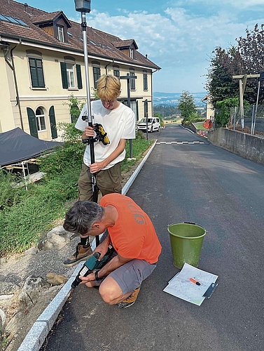 Teamarbeit: Abdulla Yalin (in Orange) und Alexander Berglas beim Verorten der Grenzpunkte – mit GNSS-Messstab. Teamarbeit: Abdulla Yalin (in Orange) und Alexander Berglas beim Verorten der Grenzpunkte – mit GNSS-Messstab.