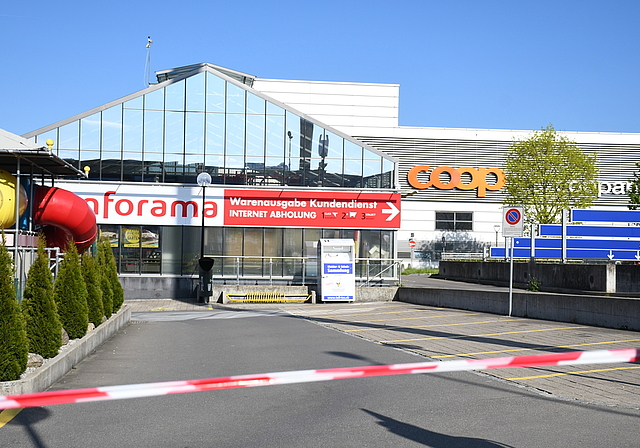 Vor dem Ausbruch der Corona-Pandemie war der Mc Donald‘s-Parkplatz in Affoltern bei Jugendlichen ein beliebter Treffpunkt. (Bild Livia Häberling)