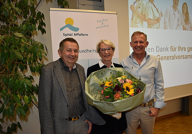 Anlässlich der Generalversammlung (von links): Spitaldirektor Lukas Rist, Sabine Braendle und Stefan Gyseler, Präsident des Verwaltungsrats. (Bild Marianne Voss)