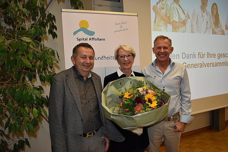 Anlässlich der Generalversammlung (von links): Spitaldirektor Lukas Rist, Sabine Braendle und Stefan Gyseler, Präsident des Verwaltungsrats. (Bild Marianne Voss)