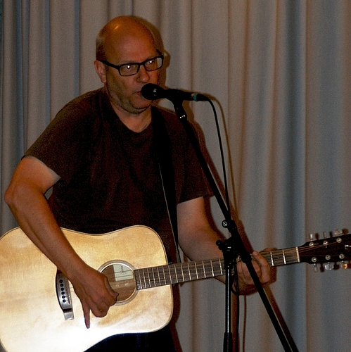 Bruno Hächler singt in der Stampfi......und sein Publikum geht begeistert mit. (Bilder Thomas Stöckli)Begehrt: Afrikanische Zöpfli.Hüpfburgen, Zeichentische und viel Raum für Geselligkeit.Barfuss-Erlebnis der Naturspielgruppe.Lebensfreude pur am Stampfi-Platz. (Bild Debbee Mueller)Graffiti-Künstler Pirmin Breu sprayt Elefanten.