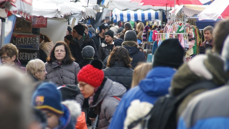 Dichtes Gedränge zwischen den Marktständen am Sonntagnachmittag. Dichtes Gedränge zwischen den Marktständen am Sonntagnachmittag.