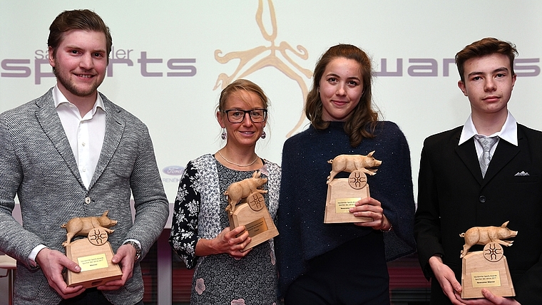 Die Sieger der Säuliämtler Sports Awards von links: stellvertretend für den Sieger Niels dessen Bruder Sven Hintermann, Emma Pooley und die beiden Nachwuchssportler Alessia Danelli und Mario Sidler. (Bild Martin Platter)