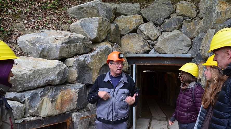 Vor dem Gottert-Portal: Rainer Kündig bereitet seine Gruppe auf die Bergwerksführung vor.
