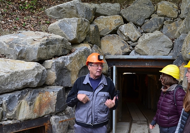 Vor dem Gottert-Portal: Rainer Kündig bereitet seine Gruppe auf die Bergwerksführung vor.