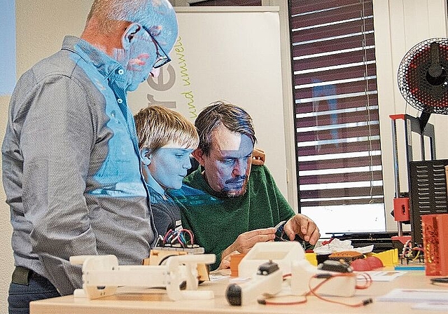 In der Tüftelwerkstatt wurde gezeigt, wie man einen Luftqualitätsmesser und einen Luftfilter selber baut. (Bild Salomon Schneider)