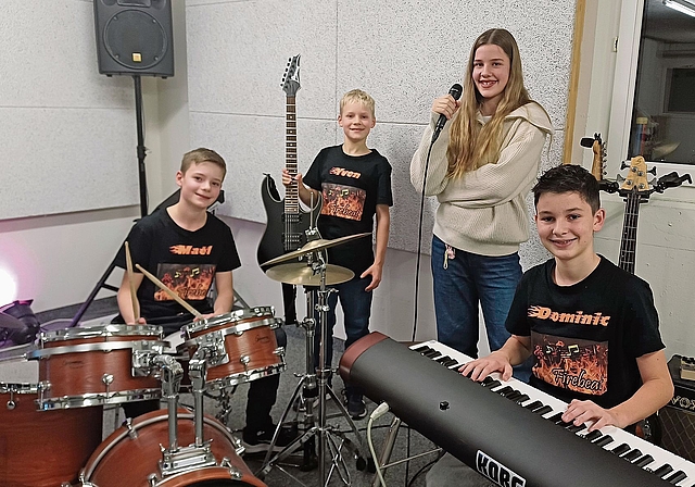 Sie musizieren mit Begeisterung: Maël Joller, 12, Schlagzeug; Yven Joller, 10, E-Gitarre; Josie Hoppe, 12, Sängerin und Dominic Hefti, 13, Klavier (von links), das sind Firebeat. (Bild Regula Zellweger)