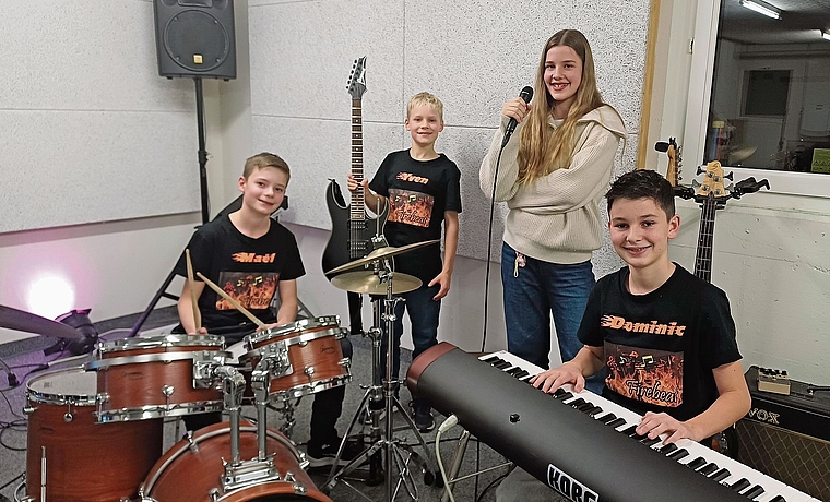Sie musizieren mit Begeisterung: Maël Joller, 12, Schlagzeug; Yven Joller, 10, E-Gitarre; Josie Hoppe, 12, Sängerin und Dominic Hefti, 13, Klavier (von links), das sind Firebeat. (Bild Regula Zellweger)