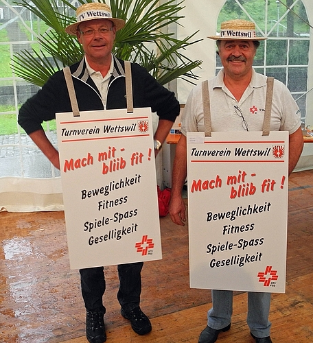 Guido Bösch und Oberturner Hans Brand werben bei Neuzuzügern auf eine originelle Art. Vereine spielen im Dorf eine wichtige Rolle.
