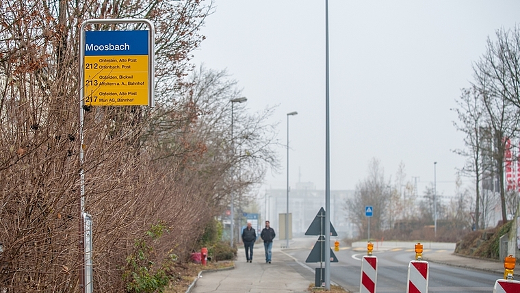 Die neue Postautohaltestelle Moosbach zwischen dem Bahnhof Affoltern und der Autobahn. (Bild Salomon Schneider)
