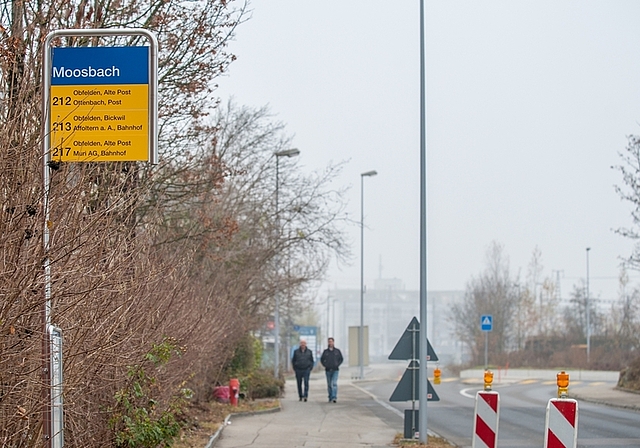 Die neue Postautohaltestelle Moosbach zwischen dem Bahnhof Affoltern und der Autobahn. (Bild Salomon Schneider)