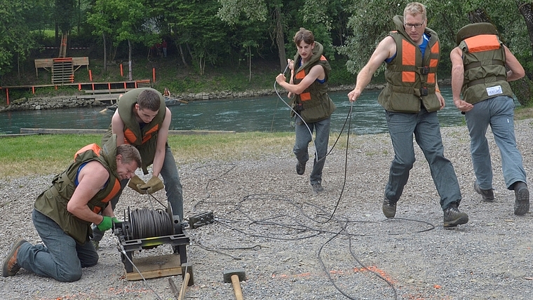 Voller Einsatz beim Bootsfährenbau: Das Seil mit dem Laufrad wird gespannt. <em>(Bild Martin Mullis)</em>