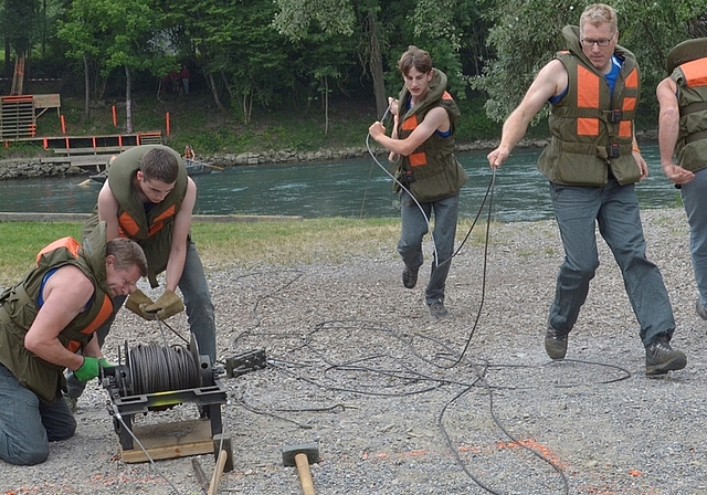 Voller Einsatz beim Bootsfährenbau: Das Seil mit dem Laufrad wird gespannt. <em>(Bild Martin Mullis)</em>