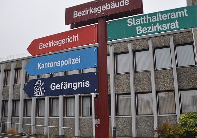 Das Hinweisschild für das Gefängnis auf dem Areal des Bezirksgebäudes muss nicht so schnell demontiert werden. <em>(Bild Werner Schneiter)</em>