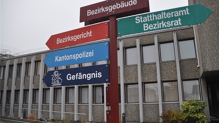 Das Hinweisschild für das Gefängnis auf dem Areal des Bezirksgebäudes muss nicht so schnell demontiert werden. <em>(Bild Werner Schneiter)</em>