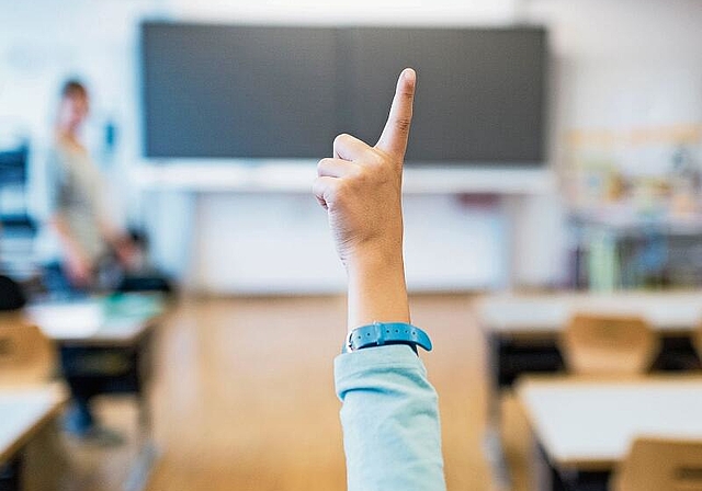 In Zürcher Klassenzimmern stehen auch im Schuljahr 2023/24 Personen ohne anerkanntes Lehrdiplom. (Symbolbild Keystone)