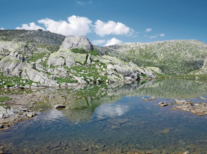 «Auf der Fünf-Seen-Wanderung am Gotthard habe ich kurz entschlossen dieses einzigartige Bild gemacht. Es zeigt einen funkelnden Wasserteich im Licht der Sonne.»