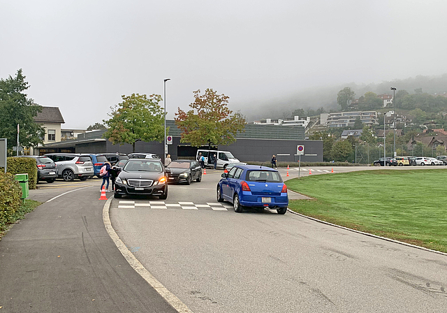 Nur kurz stoppen: Vor der Primarschulanlage Butzen in Affoltern halten die Autos am Morgen zahlreich an - trotz Pylonen und Verbotstafeln. (Bild Livia Häberling)