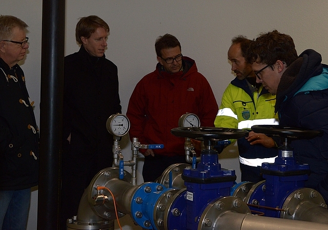 Res Bachmann, in Leuchtweste, erklärt Tiefbausekretär Thomas Hunziker (von links) Gemeindepräsident Thomas Ammann, Ingenieur Philipp Derungs und Pascal Meier Chromstahlrohrmonteur der Firma Inox-Montagen Meier &amp; Stöckli GmbH, wie die neue Anl