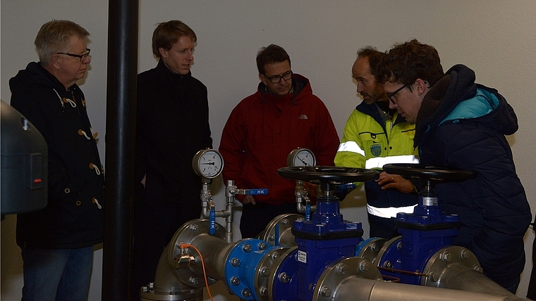 Res Bachmann, in Leuchtweste, erklärt Tiefbausekretär Thomas Hunziker (von links) Gemeindepräsident Thomas Ammann, Ingenieur Philipp Derungs und Pascal Meier Chromstahlrohrmonteur der Firma Inox-Montagen Meier &amp; Stöckli GmbH, wie die neue Anl