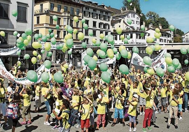 Über 150 Obfelder Schulkinder demonstrierten im August 2012 vor dem Zürcher Kantonsrat. Es wurden Luftballons 
in den Himmel geschickt und den Politikern Flyer der IG Sicherer Schulweg verteilt. (Bilder zvg.)