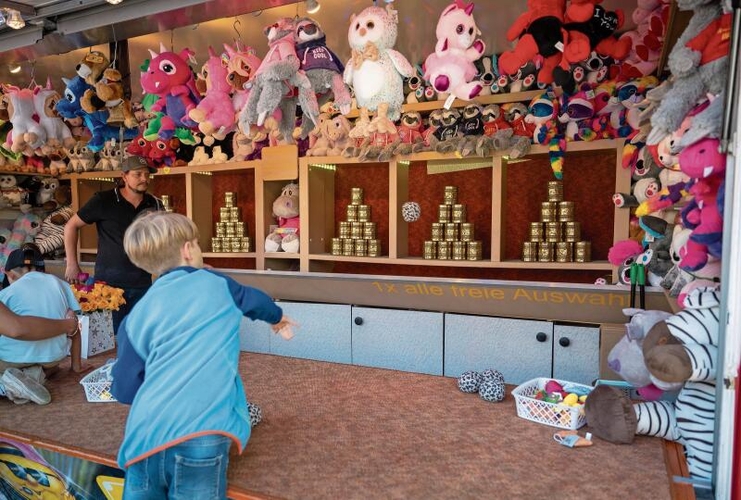 Hedingen: Wer schafft es, alle Büchsen umzuwerfen und einen Preis mit nach Hause zu nehmen?