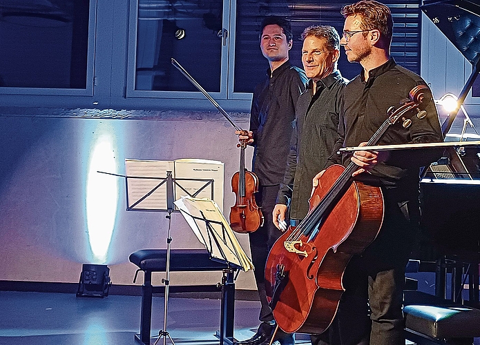 Andreas Janke, Violine, Oliver Schnyder, Klavier, und Benjamin Nyffenegger, Violoncello, spielen seit 13 Jahren erfolgreich zusammen. Das Publikum in Affoltern war begeistert. (Bilder Regula Zellweger) Andreas Janke, Violine, Oliver Schnyder, Klavier, und Benjamin Nyffenegger, Violoncello, spielen seit 13 Jahren erfolgreich zusammen. Das Publikum in Affoltern war begeistert. (Bilder Regula Zellweger)