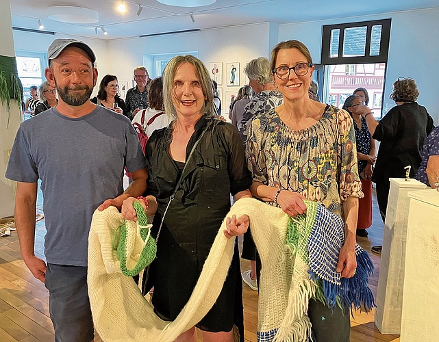 An der Vernissage: Moritz Stillhard, Benita Millius mit einem ihrer Teppiche und Veronica Mühlebach von Kultur Affoltern.