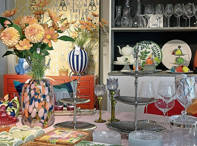 Stilvolles Geschirr, Glaswaren und Wohnaccessoires in unterschiedlichsten Stilrichtungen ergänzen das Sortiment.