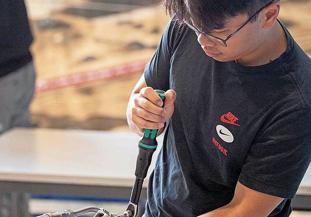 Joel Tan an der Arbeit an einem sogenannten MklV-Triebwerk. (Bilder ARIS)
