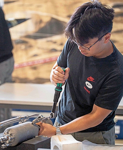 Joel Tan an der Arbeit an einem sogenannten MklV-Triebwerk. (Bilder ARIS) Joel Tan an der Arbeit an einem sogenannten MklV-Triebwerk. (Bilder ARIS)
