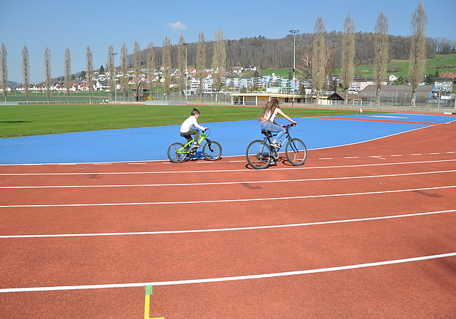 Mit dem Velo auf der 400-Meter-Tartanbahn auf dem Sportplatz Moos in Affoltern – eine Zweckentfremdung, die kein Problem darstellt: Das Coronavirus hat die Wettkampftätigkeit vollständig lahmgelegt. (Bild Werner Schneiter)