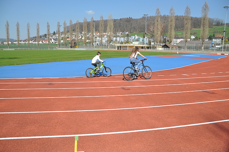 Mit dem Velo auf der 400-Meter-Tartanbahn auf dem Sportplatz Moos in Affoltern – eine Zweckentfremdung, die kein Problem darstellt: Das Coronavirus hat die Wettkampftätigkeit vollständig lahmgelegt. (Bild Werner Schneiter)