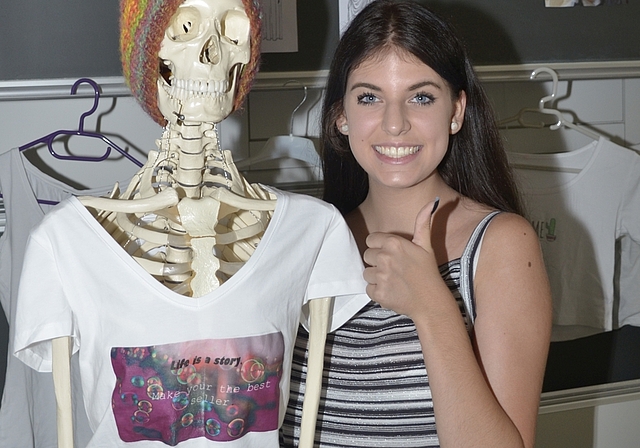 Skelett mit T-Shirt: Laura Della Torre erhielt viel Aufmerksamkeit. (Bild Martin Mullis)