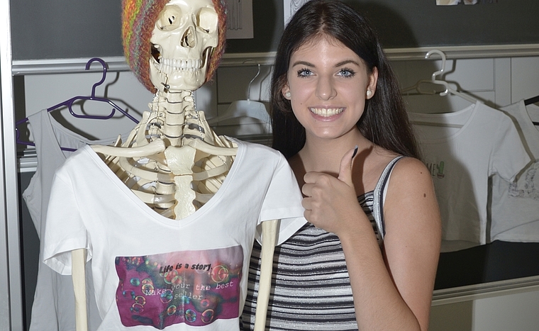 Skelett mit T-Shirt: Laura Della Torre erhielt viel Aufmerksamkeit. (Bild Martin Mullis)