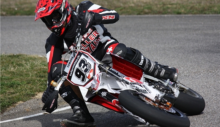 Schräglage, bis der Lenker am Boden streift: Der Hauptiker Supermoto-Youngster Mike Zürcher will mit neuer Maschine und neuem Team die Meisterschaft(en) gewinnen. (Bild zvg.)
