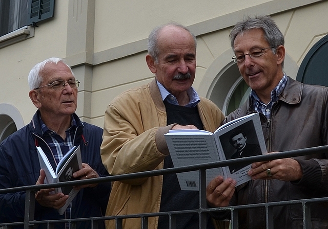 Buch-Übergabe auf der Hochterrasse vor dem «Paradies»: Autor Hanspeter Isoz (Mitte) mit dem Mettmenstetter Gemeindepräsident René Kälin (rechts) und Jean-Pierre Feuz, OK-Präsident 900-Jahr-Jubiläum. (Bild zvg.)
