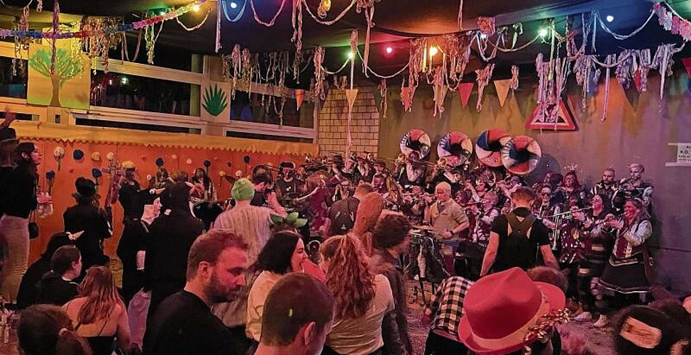 Die Sinser Guggenmusik «Rüüsstalschränzer» heizte dem Publikum ein. (Bilder Dominik Stierli)