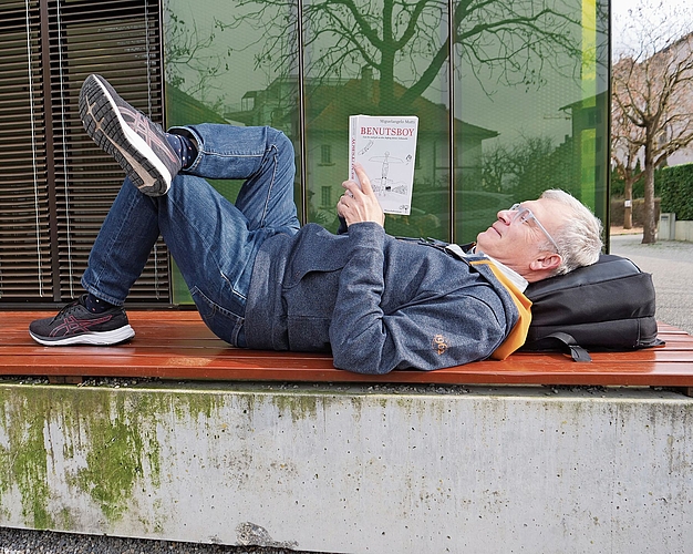 Der Wirtschaftsroman «Benutsboy», geschrieben vom Mettmenstetter Autor Miguelangelo Mutti, ist eine gute Lektüre für den Sommer. (Bild Claudia Eugster)