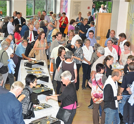 Anregende Unterhaltung der Festgemeinde beim Apéro.