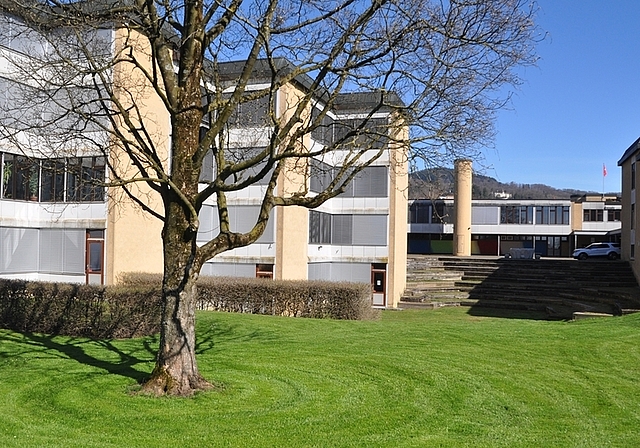 Bei der Arbeitsvergabe für die Sanierung der Schulanlage Ennetgraben kommen auch auswärtige Firmen zum Zug. Deren Offerten sorgen beim einheimische Gewerbe für Unmut. (Bild Werner Schneiter)