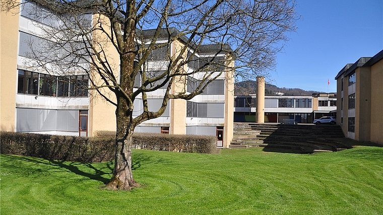 Bei der Arbeitsvergabe für die Sanierung der Schulanlage Ennetgraben kommen auch auswärtige Firmen zum Zug. Deren Offerten sorgen beim einheimische Gewerbe für Unmut. (Bild Werner Schneiter)