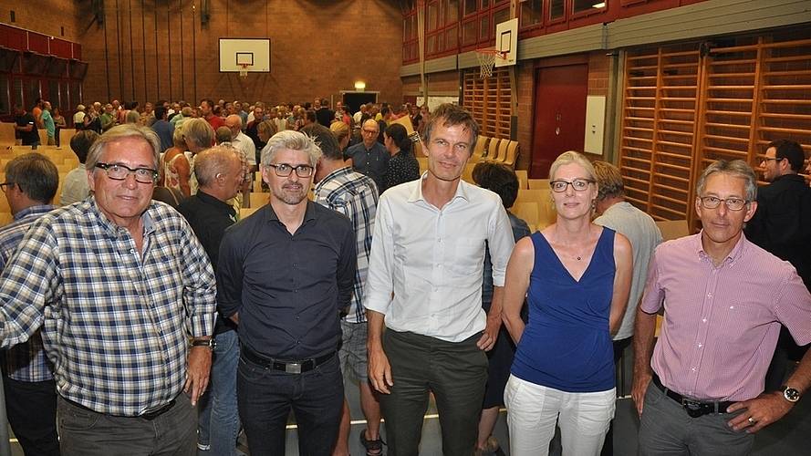 Sie orientierten im sehr gut besetzten «Wygarten» über die Erweiterung der Mettmenstetter Schulanlage. Von links: Beat Bär (Finanzvorstand), Cédric Perrenoud (Basler &amp; Hofmann), Philipp Esch (Esch Sinzel Architekten), Bea Gallati (Primarschulpräsidentin) und René Kälin (Gemeindepräsident). (Bilder Werner Schneiter)