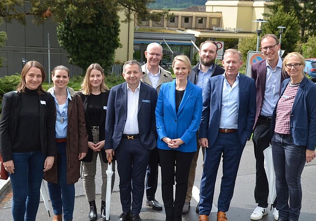 Die Delegationen der Gesundheitsdirektion und des Spitals Affoltern um Regierungsrätin Natalie Rickli, flankiert von Spitaldirektor Lukas-Rist (links) 
und Stefan Gyseler, VR-Präsident des Spitals Affoltern. (Bild Thomas Stöckli)