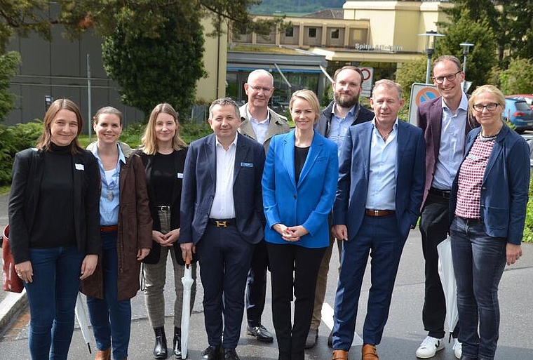 Die Delegationen der Gesundheitsdirektion und des Spitals Affoltern um Regierungsrätin Natalie Rickli, flankiert von Spitaldirektor Lukas-Rist (links)
und Stefan Gyseler, VR-Präsident des Spitals Affoltern. (Bild Thomas Stöckli)