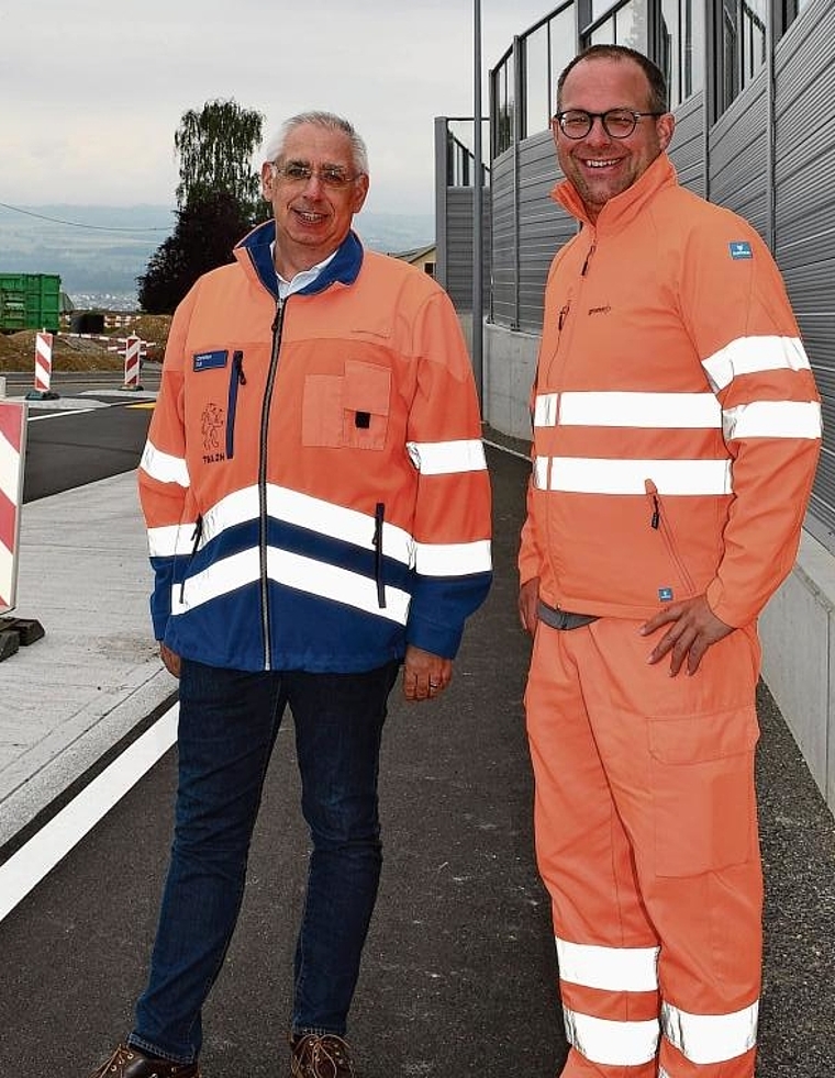 Die Verantwortlichen für den Bau des Autobahnzubringers A4 Obfelden/Ottenbach: Christian Kull (links), Gesamtprojektleiter des Tiefbauamts Kanton Zürich, und Melven Hürlimann, Bauleiter der Gruner Berchtold Eicher AG. (Bild Dominik Stierli)