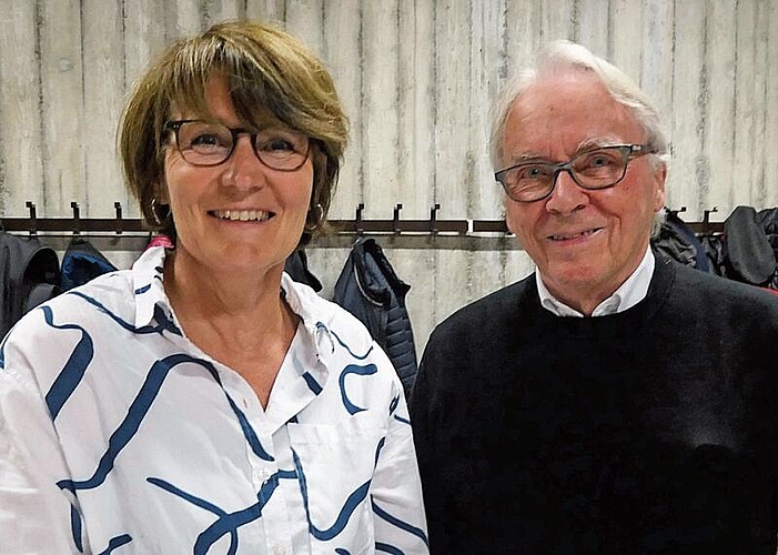 Gemeinderätin Maya Langhi und Nik Egger vom Organisationsteam 
begrüssten am Freitag die zahlreichen Gäste der Vernissage.