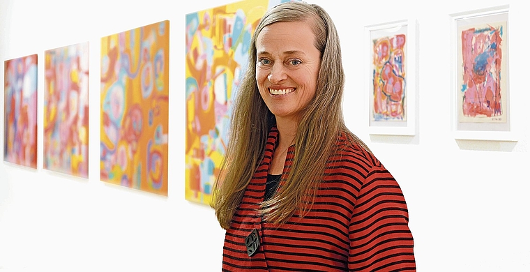 Teilen von menschlichem Erleben mit den Betrachterinnen und Betrachtern: Barbara Haegi vor einigen ihrer Bilder in der Ausstellung in Stallikon. (Bild Erika Schmid)